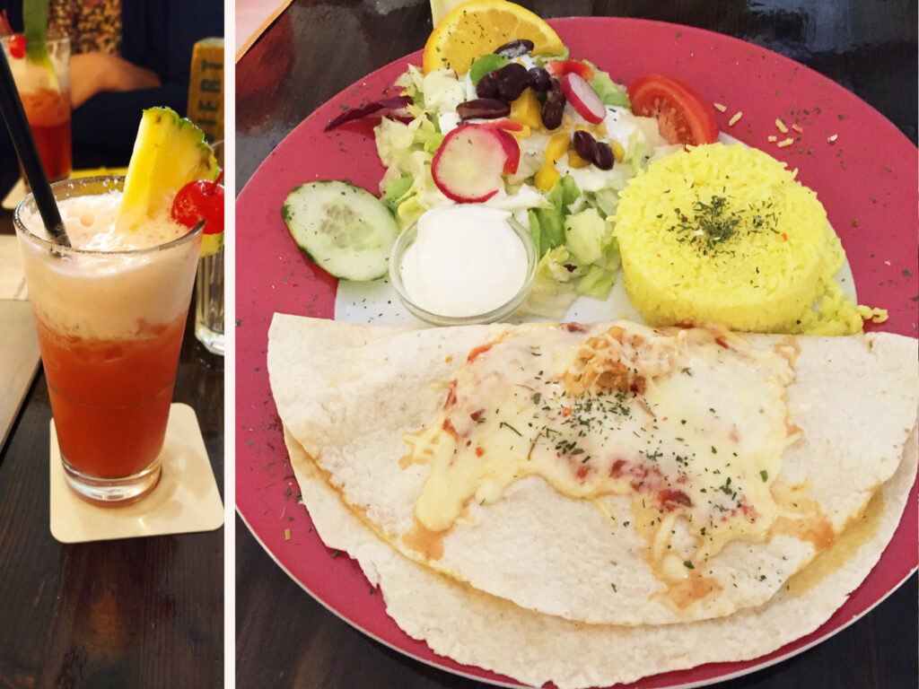 Das Bild zeigt links einen Bildausschnitt, der einen fruchtigen Cocktail zeigt. Rechts daneben ist eine Nahaufnahme eines roten Tellers mit mexikanischem Essen.