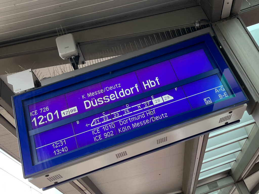 Abfahrtstafel an einem Bahnhof. Angezeigt wird ein ICE nach Düsseldorf.