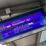 Abfahrtstafel an einem Bahnhof. Angezeigt wird ein ICE nach Düsseldorf.