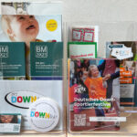 Zwei Plexiglas-Aufsteller mit verschiedenen Broschüren, Flyern, Aufklebern und Visitenkarten.