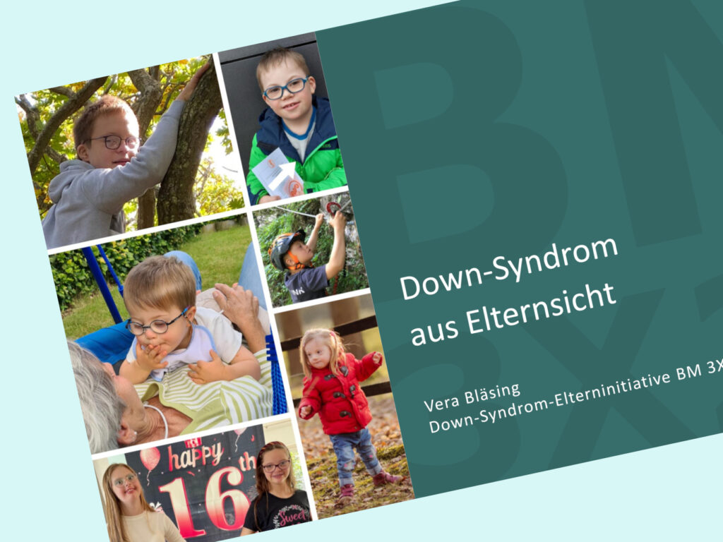 In der Bildmitte sieht man das Deckblatt der Präsentation. Am linken Rand des Deckblatts sind 6 Bilder von verschiedenen Kindern und Jugendlichen mit Down-Syndrom bei verschiedenen Aktivitäten zu sehen. Rechts davon steht in weißer Schrift auf grünem Hintergrund: Down-Syndrom aus Elternsicht. Darunter: Vera Bläsing. Down-Syndrom-Elterninitiative BM 3X21.