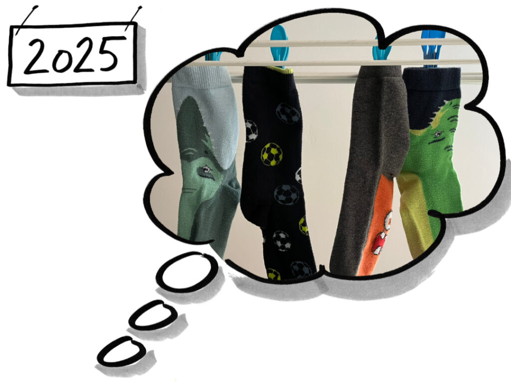 Weißer Hintergrund. Links oben eine Box: 2025. Rechts oben eine gezeichnete Gedankenwolke. Darin ein Bild von vier unterschiedlichen bunten Socken, die paarweise an einem Wäscheständer hängen.