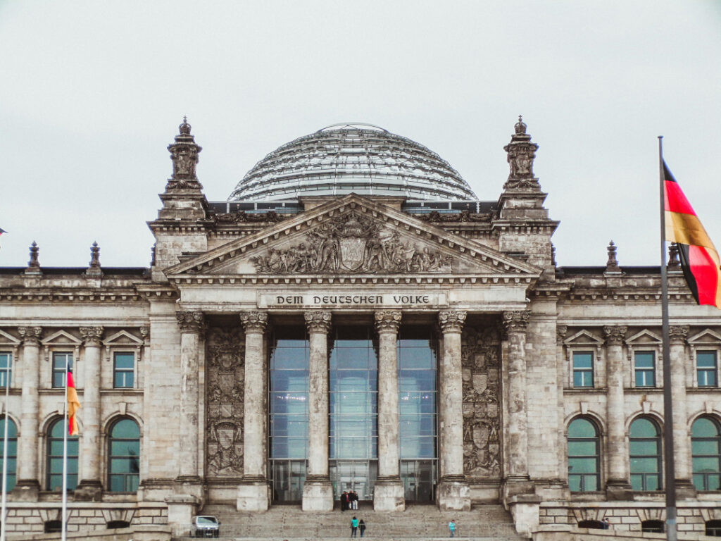 Mittelrisalit und charakteristische Glaskuppel des deutschen Bundestages.