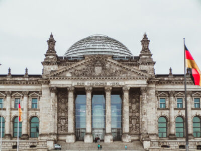 Mittelrisalit und charakteristische Glaskuppel des deutschen Bundestages.