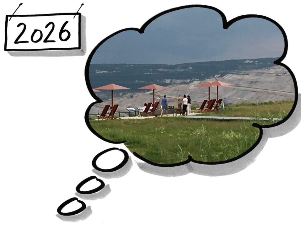 Weißer Hintergrund. Links oben eine Box: 2026. Rechts daneben eine gezeichnete Gedankenwolke. Darin ein Ausschnitt einer Landschaftsaufnahme vom Tagebau Hambach.
