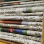 Ein Stapel Tageszeitungen.