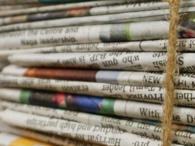 Ein Stapel Tageszeitungen.